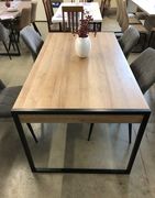 Jedilna miza High Rock eksponat